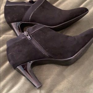 Bandolino black size 7 booties